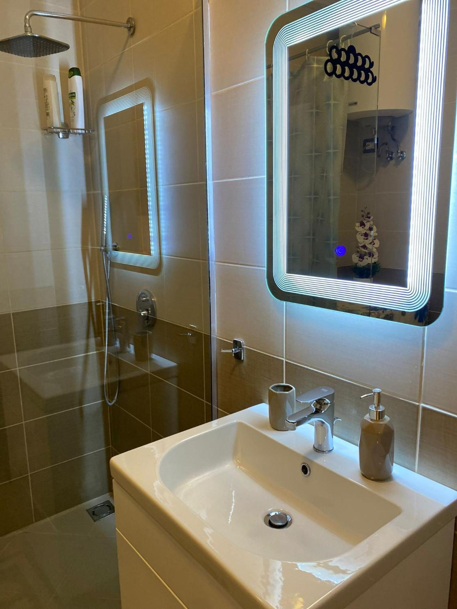 Nemis Apartments In The Centre Of Tirana Four Free Parking ภายนอก รูปภาพ
